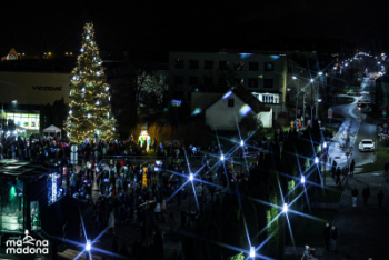 Ziemassvētku eglītes iedegšana Madonā 2025