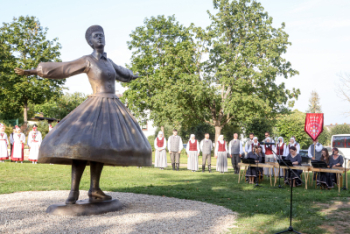 Starptautiskais amatiermākslas festivāls / vides skulptūras "Ievirpuļot pasauli" atklāšana